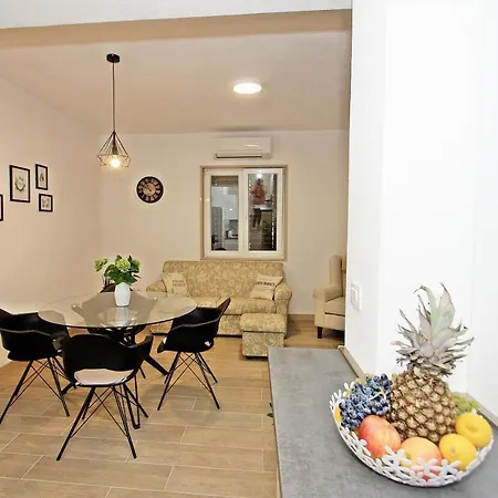 Irena Apartmán Postira